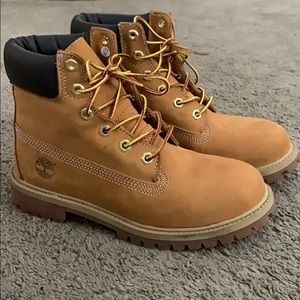 Junior timberlands size 5.5, fits women’s 7.5